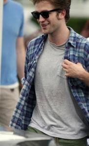 normal_gallery_enlarged-robertpattinson-remember-me-photos-06202009-17.jpg