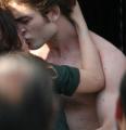 robert-pattinson-kristen-stewart-new-moon-kiss-03_t1.jpg