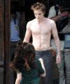 robert-pattinson-new-moon-shirtless-05_t1.jpg