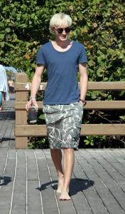 gallery_main-tom-felton-shirtless-jade-gordon-miami-beach-photos-12302009-022.jpg