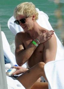 miami-beach-2009-tom-felton-9710071-600-841.jpg